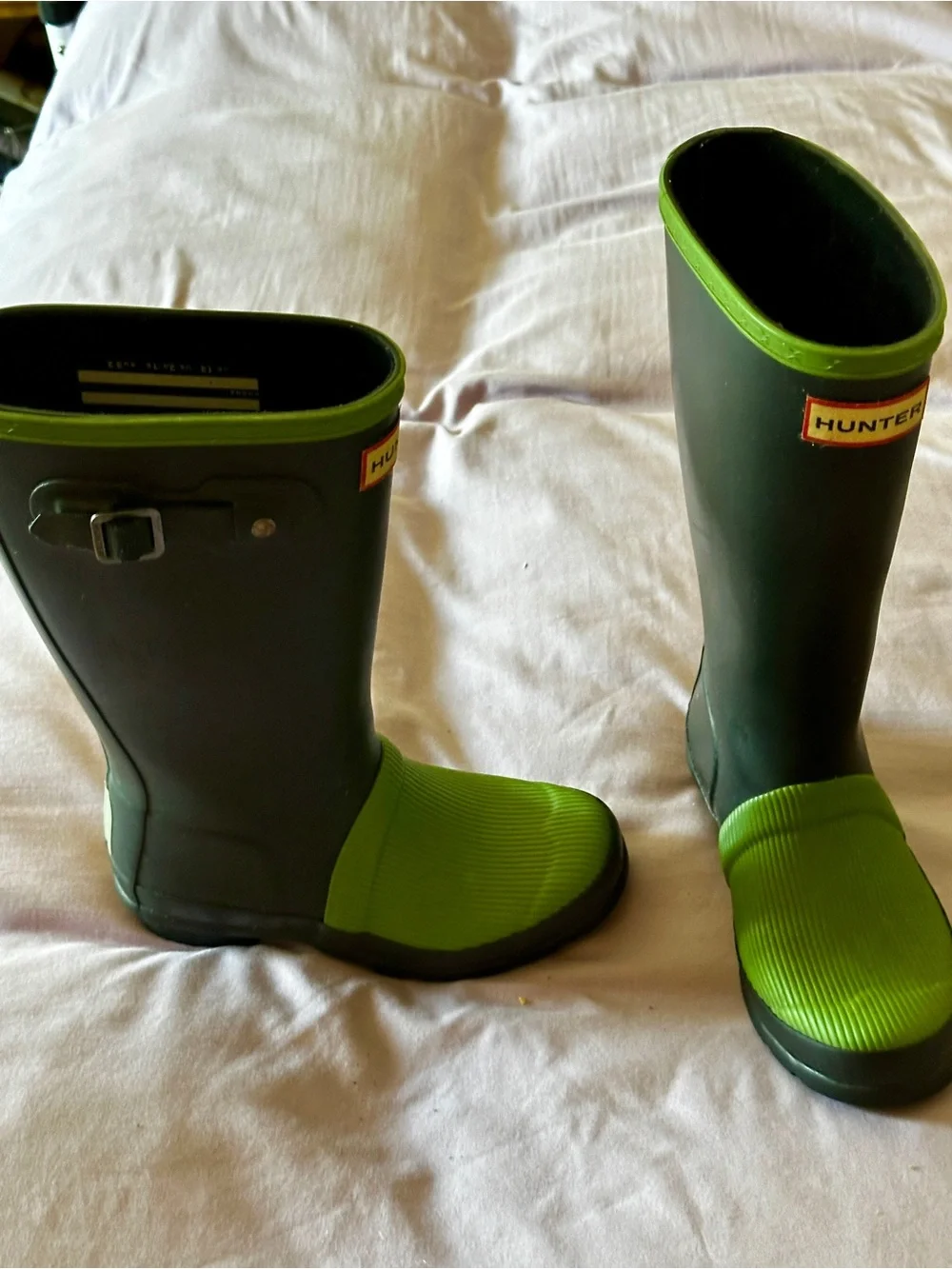 Hunter kids Dark Grey and Bright Green Waterproof Wellie Boots. Size big kid 1/2
